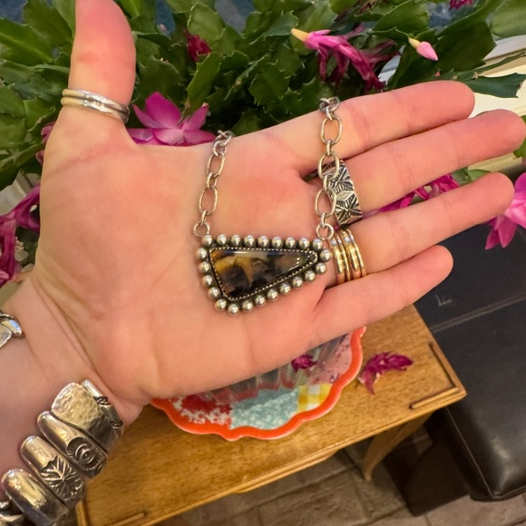 👀 Showing a Friend 👀 - Picture 2 of 6